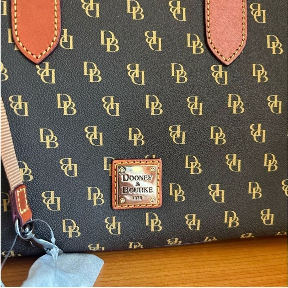 Dooney and Bourke hand and cross body bag - Picture 2 of 9